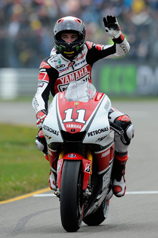 Ben Spies responding to the fan’s cheers.